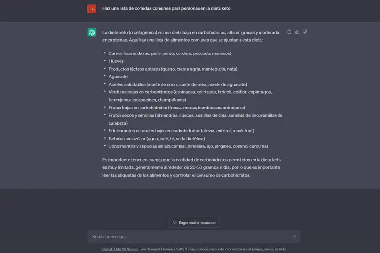 Pantalla mostrando cómo se le pide a ChatGPT que dé consejos sobre comidas para la dieta keto