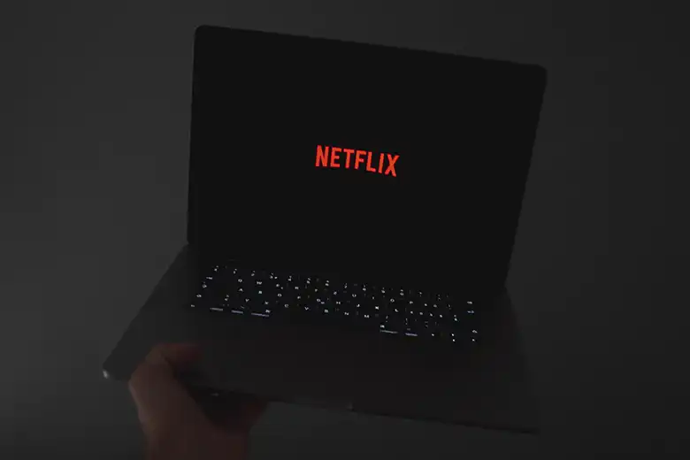 Laptop mostrando el logo de Netflix en su pantalla