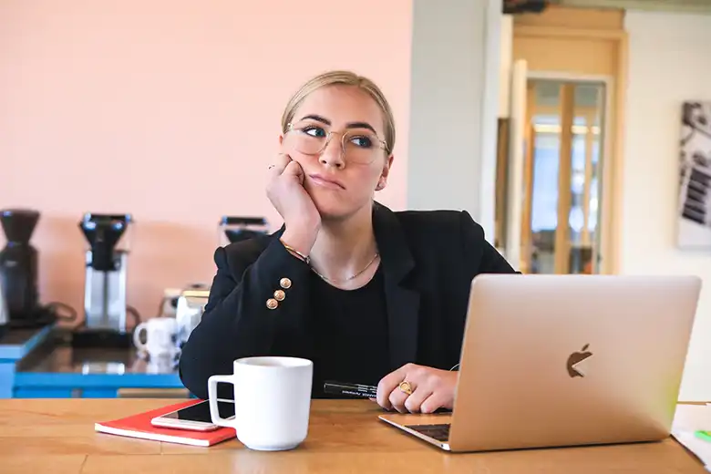 Mujer aburrida o distraída en su escritorio