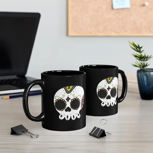 La imagen muestra un mockup de tazas hecha con la plantilla para tazas gratuita calavera de Día de los Muertos