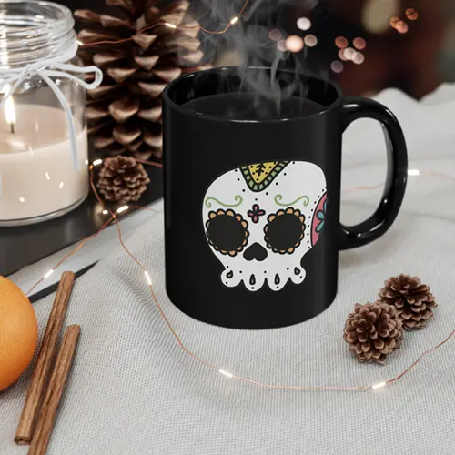 La imagen muestra un mockup de tazas hecha con la plantilla para tazas gratuita calavera de Día de los Muertos