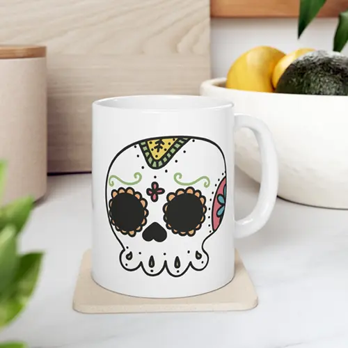 La imagen muestra un mockup de tazas hecha con la plantilla para tazas gratuita calavera de Día de los Muertos