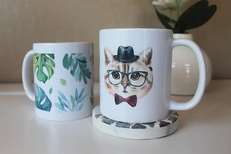 Imagen que muestra a dos tazas con diseños personalizados.